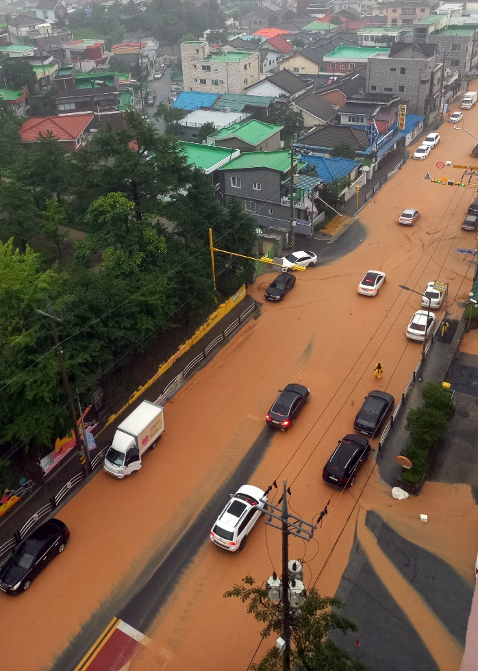 ▲게릴라성 집중 호우가 쏟아진 18일 오전 강원 강릉 시내의 도로로 흙탕물이 흐르고 있다. 이 흙탕물은 교동 7공원 아파트 건설 현장에서 유출된 것으로 보인다. (연합뉴스)