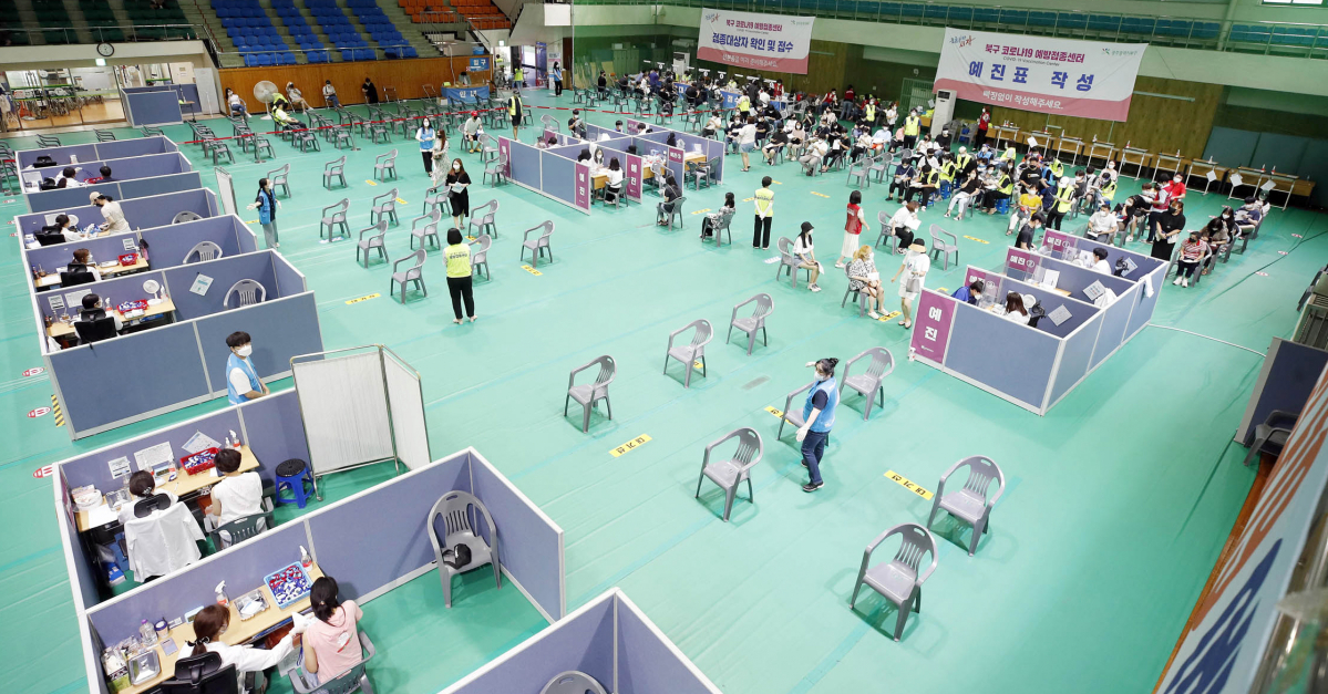 ▲18일 광주 북구 코로나19 화이자 백신 예방접종센터에서 보건소 의료진들이 대상자들에게 접종을 하고 있다. (뉴시스)