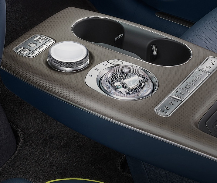 ▲다이얼 또는 버튼식 변속기 대신 공(球) 모양의 전자식 변속기 '크리스털 스피어'를 갖췄다.    (사진제공=제네시스)