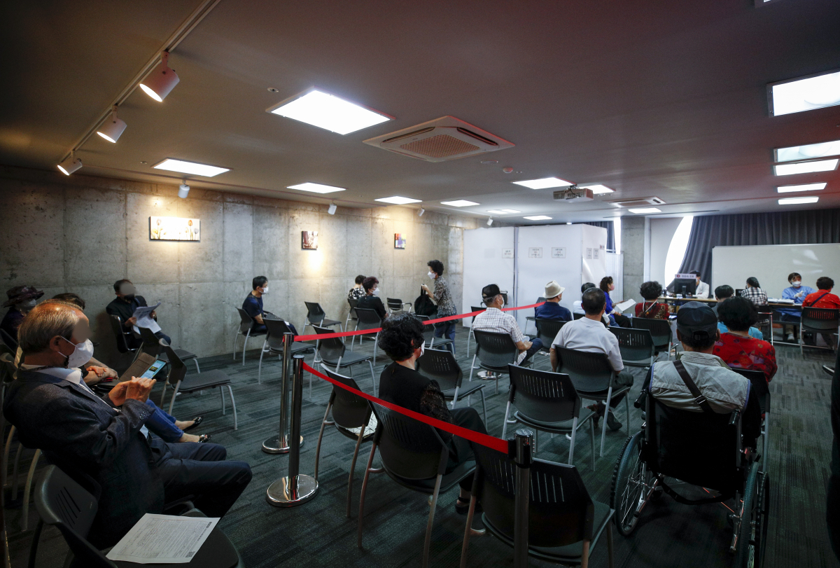 ▲코로나19 아스트라제네카 잔여백신 접종 연령이 30세 이상으로 변경된지 이틀째인 19일 오전 서울 관악구 에이치플러스 양지병원을 찾은 시민들이  백신 접종을 받기위해 대기하고 있다. (뉴시스)