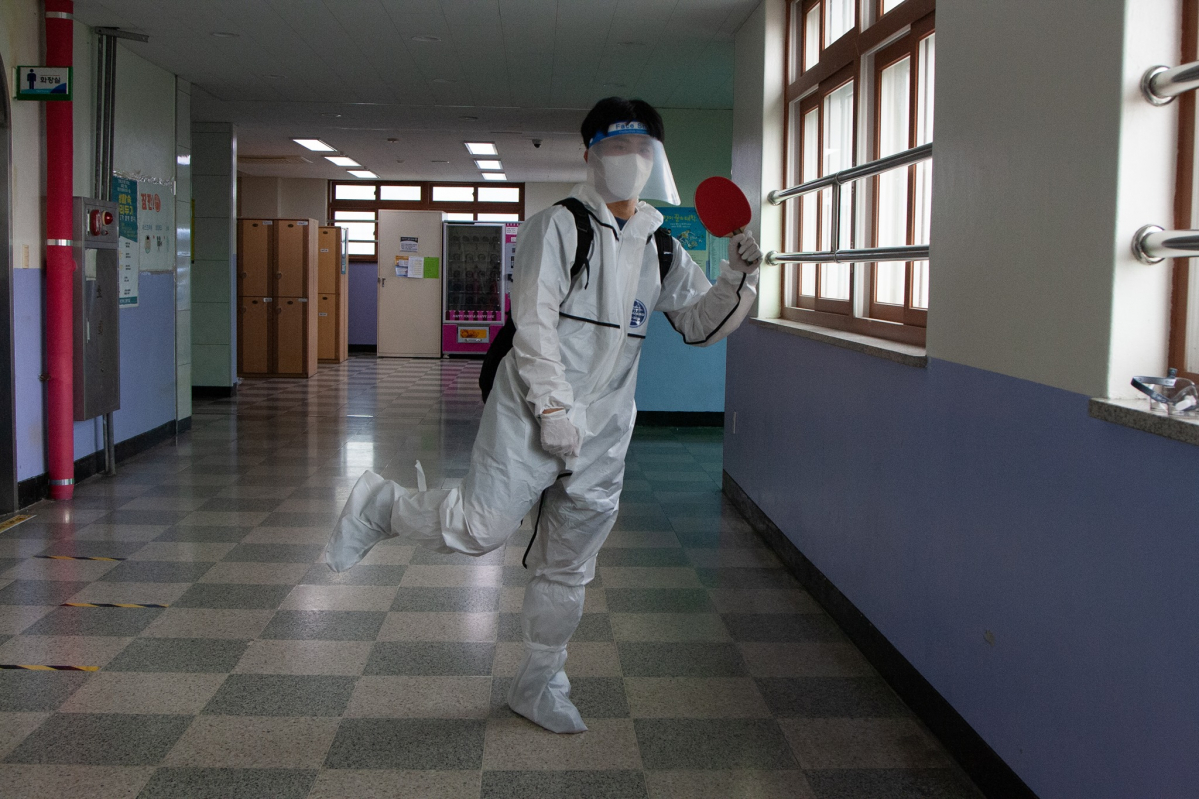 ▲한 학생이 '2020도쿄올림픽' 국가대표 탁구선수 신유빈이 인천공항에서 방역복을 입었던 모습을 패러디 하고 있다.  (출처=의정부고등학교 학생자치회)