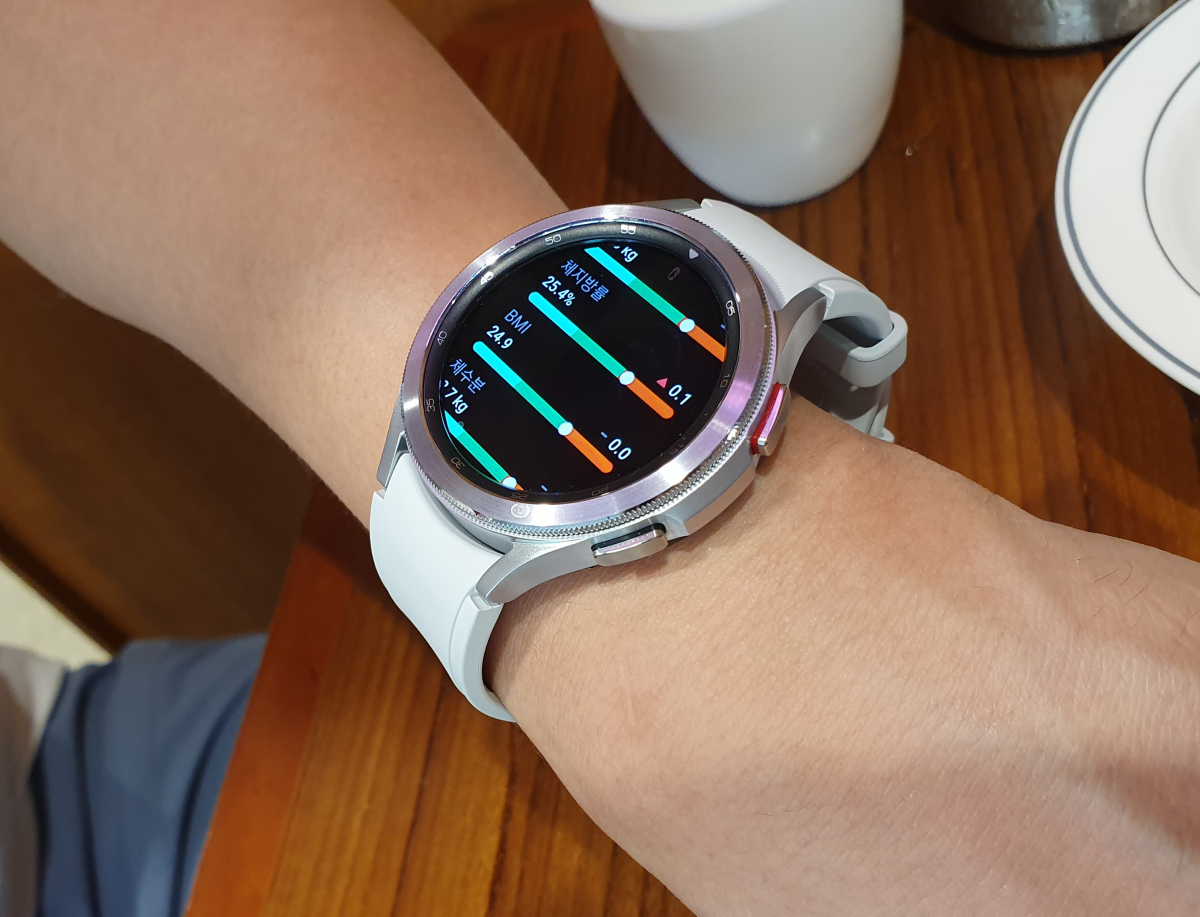 ▲이제 병원이나 헬스장에서 뿐 아니라 어디서나 갤럭시 워치4를 활용해 단 15초만에 체성분을 측정할 수 있다. (사진=송영록 기자 syr@)