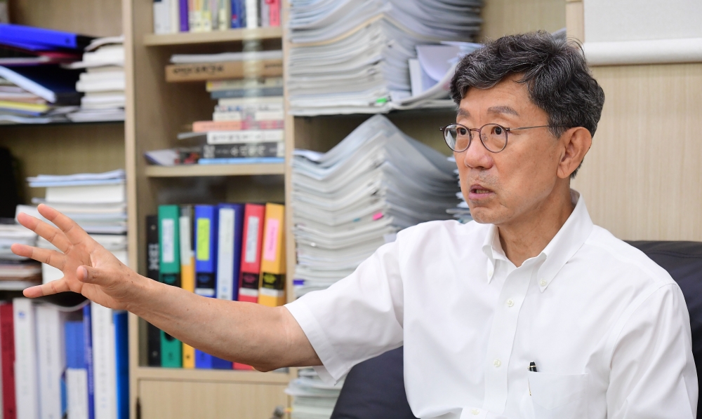 ▲진인주 한국바이오플라스틱협회장이 12일 인천 미추홀구 학익동 인하공업전문대학 총장실에서 이투데이와 인터뷰를 하고 있다. (고이란 기자 photoeran@)