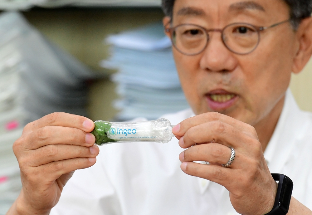 ▲진인주 한국바이오플라스틱협회장이 미국 네이처웍스의 생분해성 PLA(Poly Lactic Acid)인 INGEO(인지오)를 제작한 과정이 담긴 모형을 들고 있다. ‘인지오’는 옥수수로 만든 섬유로 땅에 묻으면 6개월~1년 뒤에는 썩어 없어져 환경 오염을 일으키지 않는다. (고이란 기자 photoeran@)