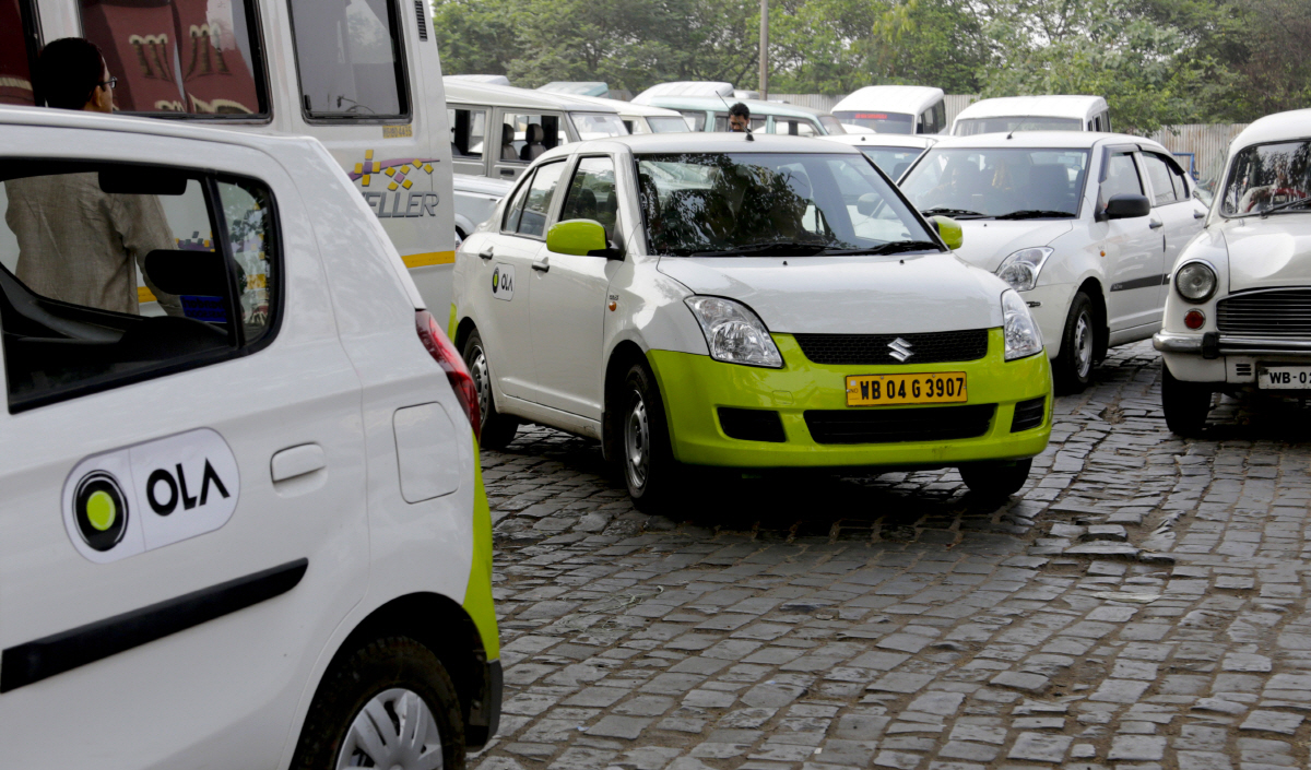 ▲인도 콜커타에서 차량공유업체 올라 운전기사들이 고객을 기다리고 있다. 콜커타/AP뉴시스
