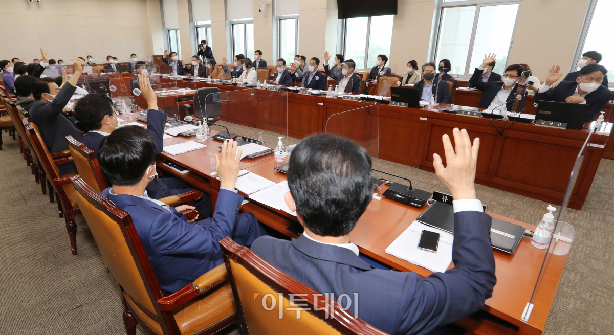 ▲19일 여의도 국회 기획재정위원회 회의실에서 전체회의가 열린 가운데  종부세 개정안 상정에 대한 거수 표결을 진행하고 있다. (신태현 기자 holjjak@)