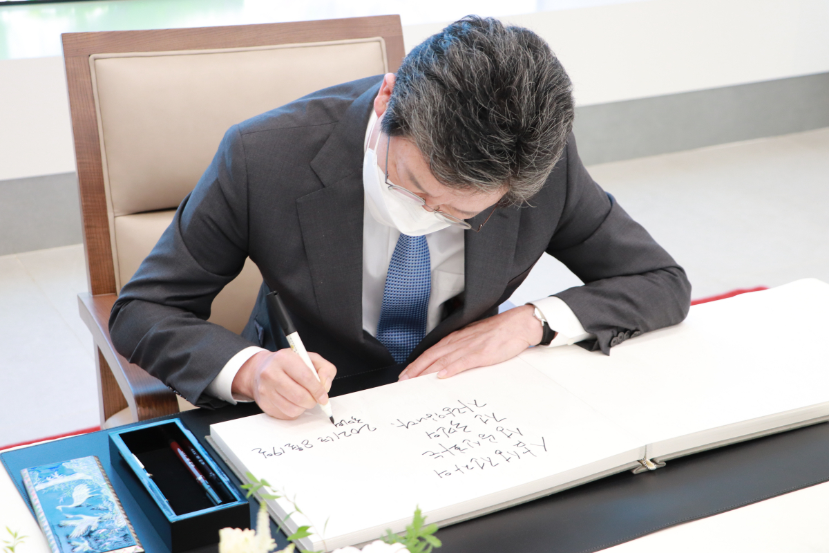 ▲유승민 대통령 선거 예비후보가 19일 삼성전자 평택캠퍼스를 방문해 방명록을 작성하고 있다. (제공=유승민 캠프)