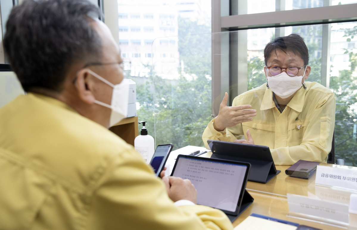 ▲도규상 금융위원회 부위원장이 19일 신한은행 종각역지점을 방문해 사회적 거리 두기 4단계 연장에 따른 방역 실태를 점검하고 있다. (사진제공=금융위원회)