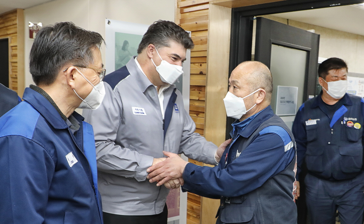 ▲한국지엠 노사가 두 번째 임단협 잠정합의안을 도출했다. 노조 측은 이를 바탕으로 조합원 찬반투표에 나설 예정이다. 사진은 지난해 12월 임단협 조인식 행사장에 들어서고 있는 카허 카젬 한국지엠 사장의 모습. (사진제공=한국지엠)