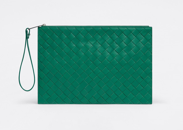 ▲보테가베네타 미디엄 인트레치아토 레더 클러치백 (사진제공=머스트잇)