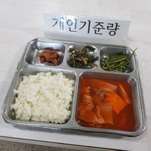 ▲육군 1기갑여단 예하 부대에서 턱없이 부족한 양의 부실 급식이 몇달 째 이어지고 있다는 폭로가 제기됐다. (출처=페이스북 '육군훈련소 대신 전해드립니다' 캡처)