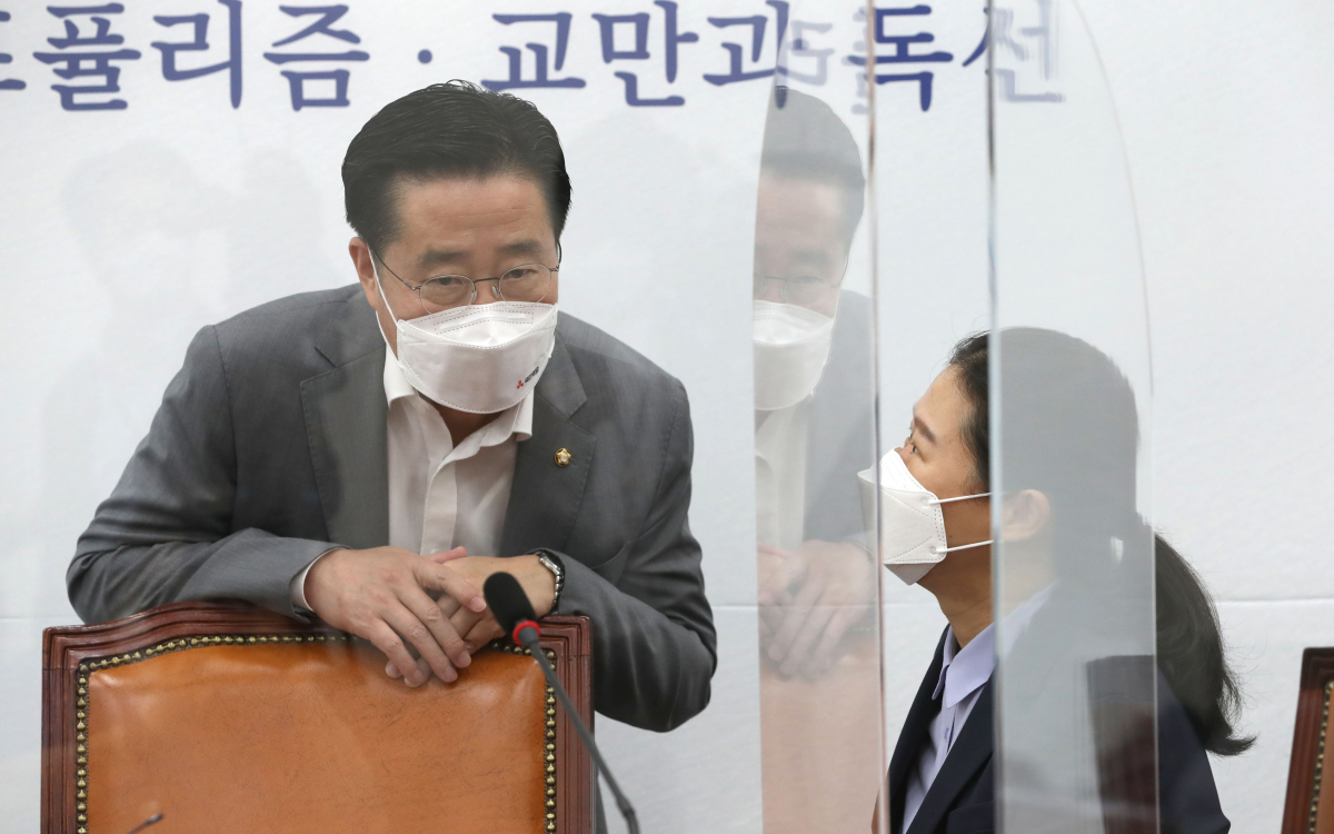 ▲권은희(오른쪽) 국민의당 원내대표와 이태규 사무총장이 6월 28일 서울 여의도 국회에서 열린 최고위원회의에서 대화하고 있다. (국회사진취재단)