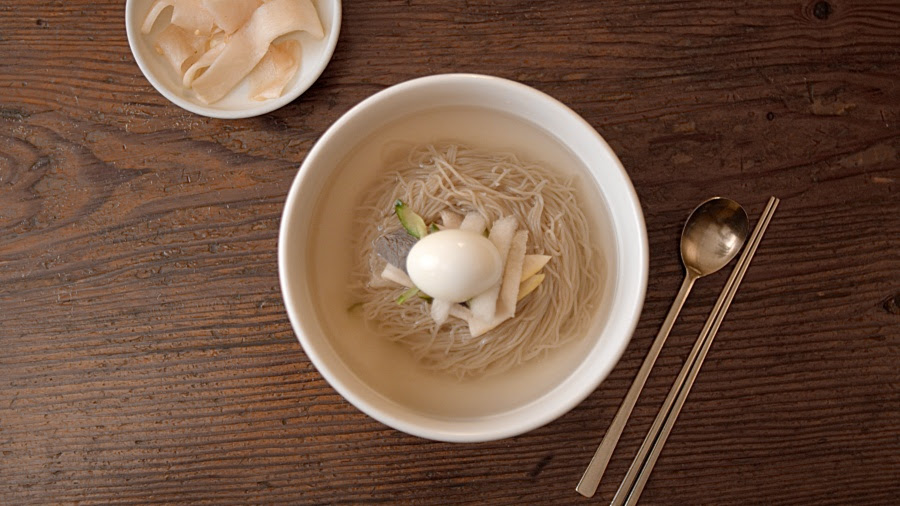 ▲냉면은 조선 후기 흥미로운 경제사와 함께 실향민들의 가슴 아픈 근현대사를 품고 있다. (KBS)