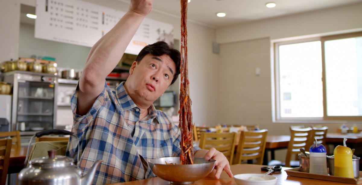 ▲'냉면 랩소디'의 프리젠터 백종원은 전국 각지의 냉면 맛집을 찾아다니며 각 지역 냉면의 유래와 숨겨진 이야기를 전한다. (KBS)