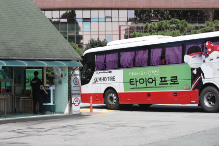 ▲17일 오전 광주 광산구 금호타이어 광주공장에서 차량들이 오가고 있다.  (연합뉴스)