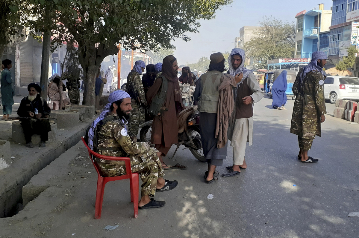 ▲[쿤두즈=AP/뉴시스] 9일(현지시간) 아프가니스탄 북부 쿤두즈의 한 검문소에서 탈레반 병사들이 경계를 서고 있다. 이슬람 무장조직 탈레반은 최근 몇 주 동안 아프가니스탄 전역을 누비며 주요 대도시들을 공격해 쿤두즈 등 5곳을 점령하며 아프간 정부군을 밀어내고 있다. 2021.08.10. (뉴시스)