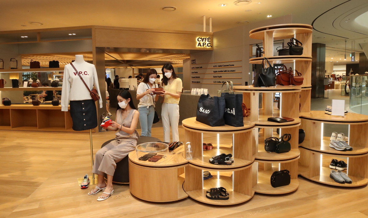 ▲22일 경기 화성시 롯데백화점 동탄점 2층 '카페 아페쎄'를 찾은 고객들이 매장 볼거리와 식음료를 즐기고 있다. (사진제공=롯데쇼핑)