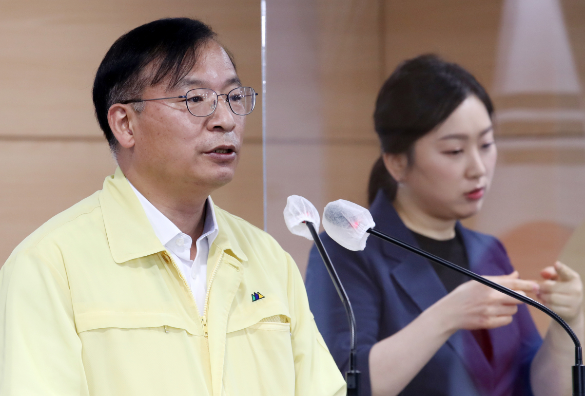 ▲지난 13일 미국 모더나 본사를 방문하고 돌아온 강도태 중앙재난안전대책본부 제1총괄조정관(보건복지부 2차관)이 22일 오후 서울 종로구 정부서울청사에서 향후 모더나 백신 공급 관련 내용을 브리핑하고 있다. (뉴시스)