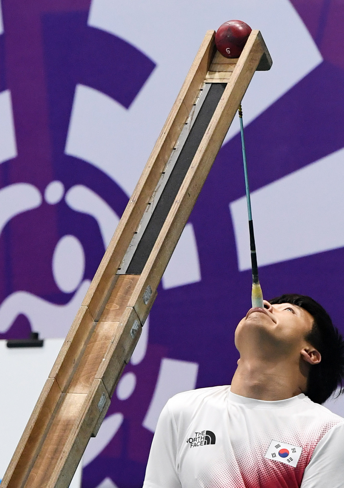 ▲2018년 10월 10일 인도네시아 자카르타 탄중 프리옥 스포츠홀에서 ‘2018 인도네시아 장애인아시아경기대회’ 보치아(BC3) 개인전 결선 경기에서 리우패럴림픽 금메달리스트 정호원이 신중하게 투구하고 있다. 정호원은 이날 상대 김준엽을 6대 4로 이기고 금메달을 목에 걸었다. (뉴시스)