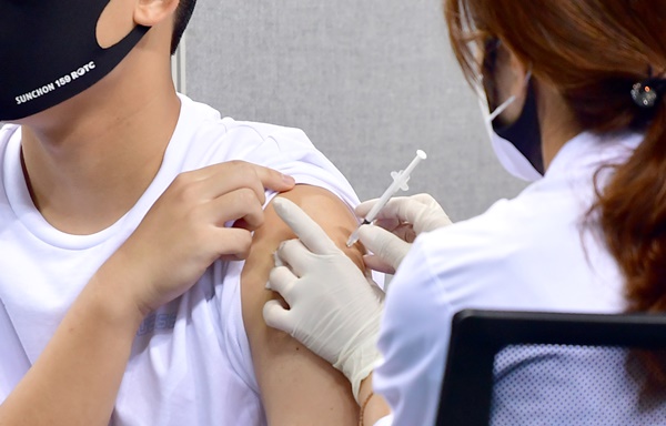 ▲코로나19예방접종센터에서 광주의 한 고등학교 3학년 수험생이 화이자 백신을 접종하고 있다.  (뉴시스)