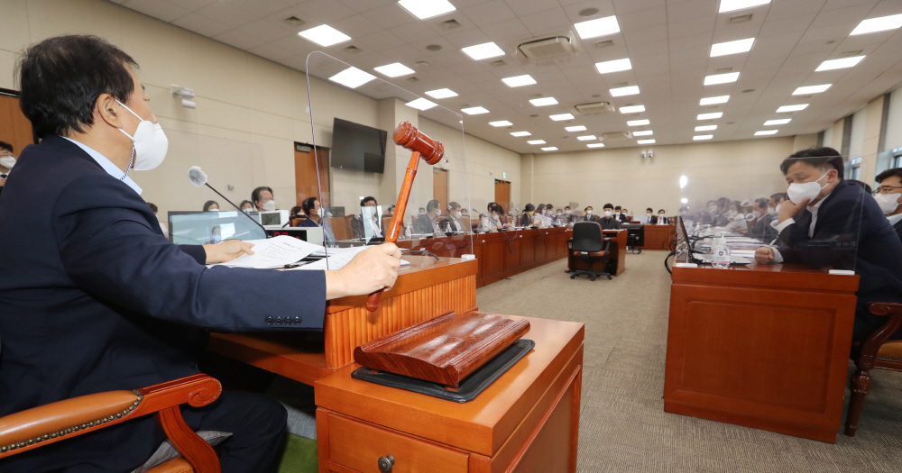 ▲윤후덕 국회 기획재정위원장이 19일 서울 여의도 국회 기획재정위원회 전체회의에서 종부세 '과세기준 11억' 상향 개정안의 가결을 알리고 있다. (연합뉴스)