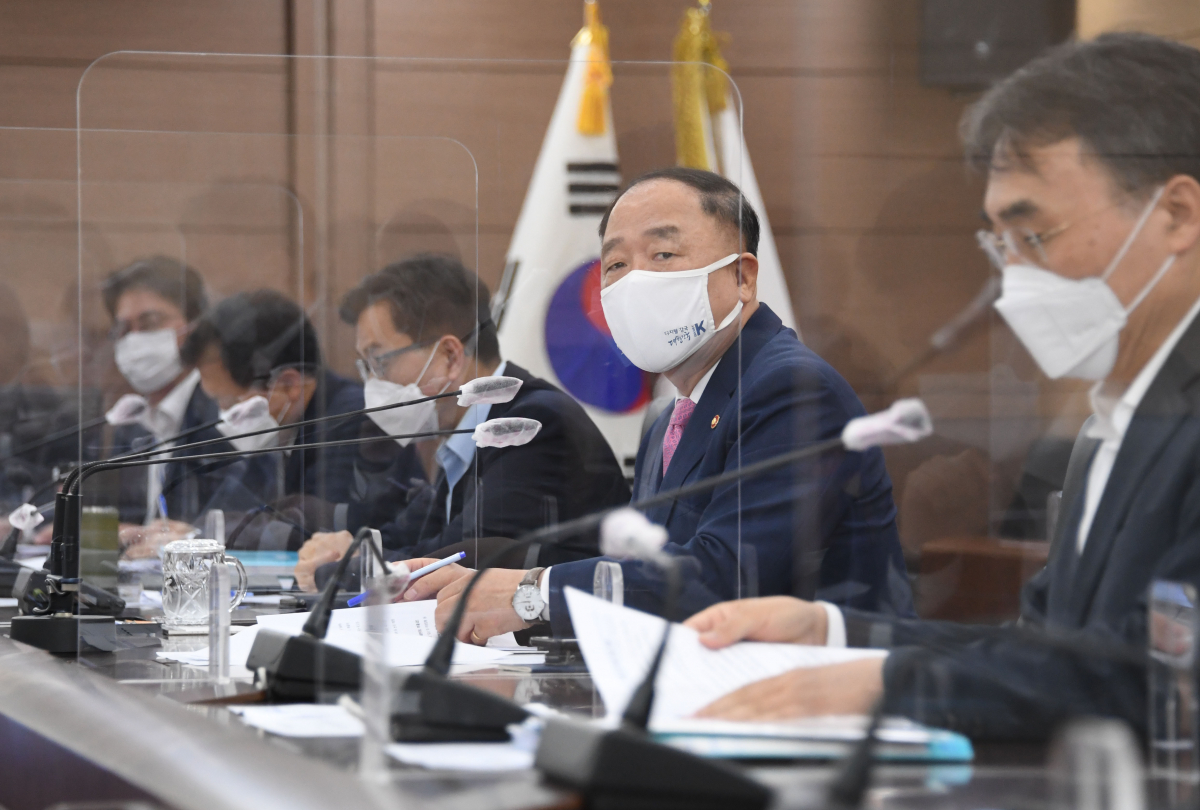 ▲홍남기 부총리 겸 기획재정부 장관이 8월 23일 오후 정부세종청사에서 열린 기획재정부 확대간부회의를 주재, 모두발언을 하고 있다. (사진제공=기획재정부)