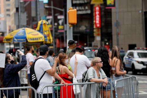 ▲미국 뉴욕 맨해튼 타임스퀘어 앞에 19일(현지시간) 사람들이 모여 있다. 뉴욕/로이터연합뉴스
