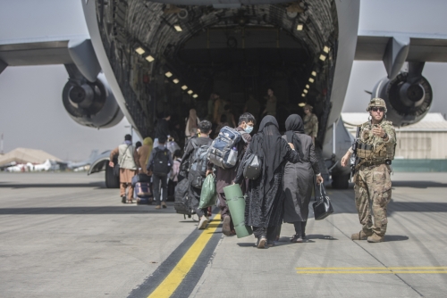 ▲아프가니스탄 피란민들이 23일(현지시간) 미군 수송기에 오르고 있다. 카불/AP연합뉴스
