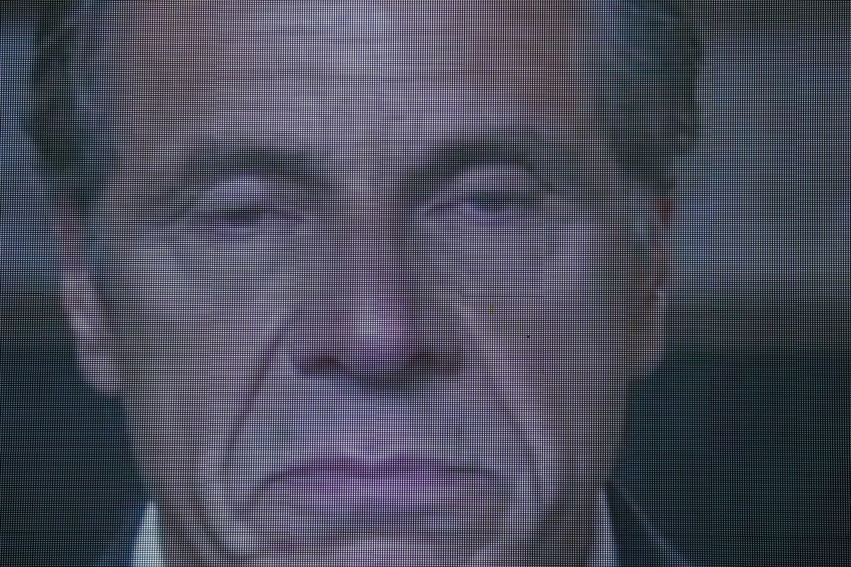 ▲작별 인사를 하는 앤드루 쿠오모 뉴욕주지사의 모습이 23일(현지시간) 타임스퀘어 화면을 통해 송출되고 있다. 뉴욕/로이터연합뉴스