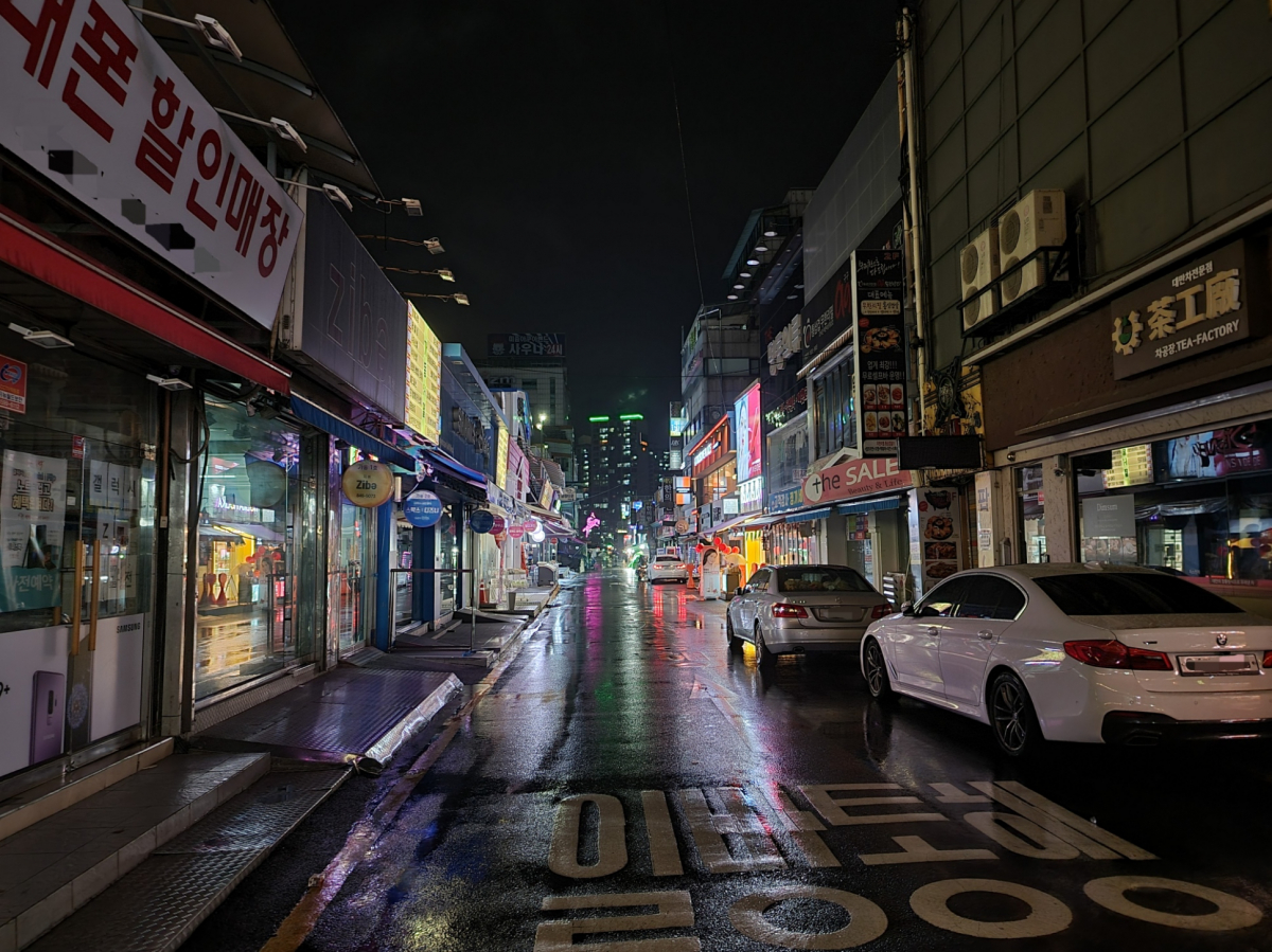 ▲수도권 사회적 거리두기 4단계가 내달 5일까지 2주간 연장된 23일 오후 8시 경기도 의정부시 로데오거리가 한산한 모습이다. (심민규 기자 wildboar@)