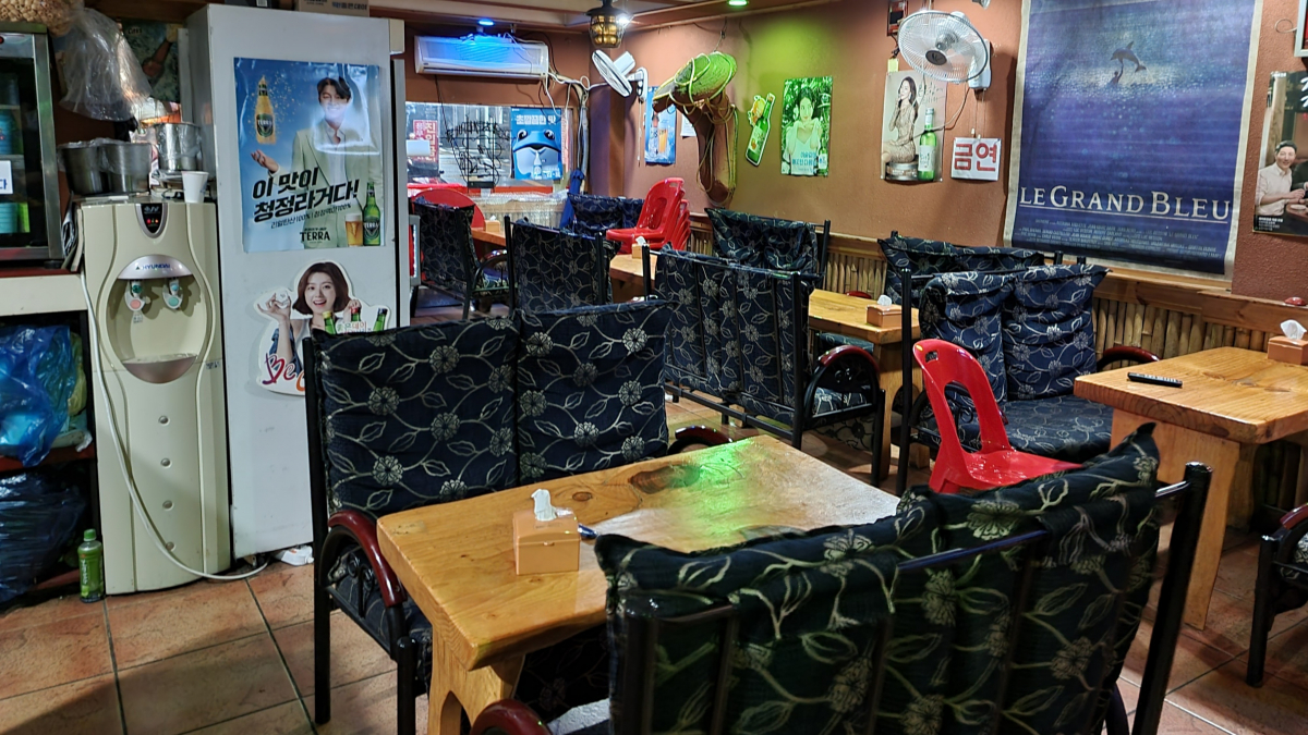 ▲23일 오후 8시 30분 경기 의정부시 로데오거리의 한 호프집이 텅 비어 있다.  (심민규 기자 wildboar@)