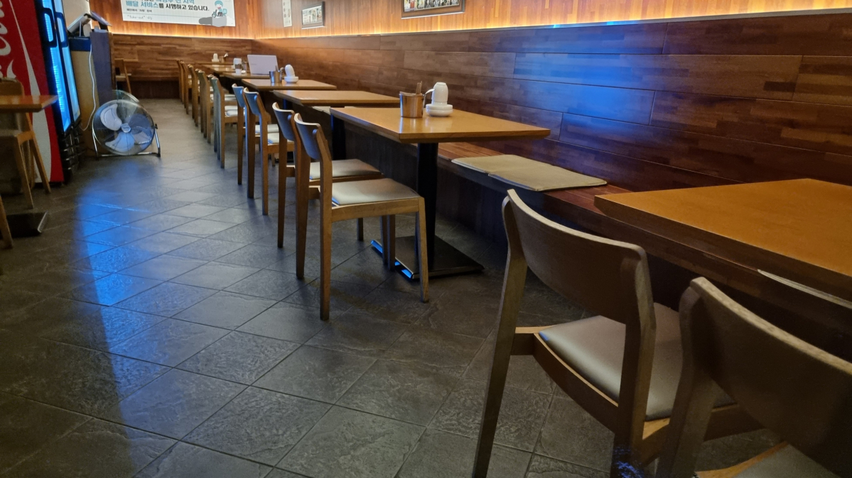 ▲23일 오후 8시 경기 의정부시 로데오거리의 한 음식점이 텅 비어 있다.  (심민규 기자 wildboar@)