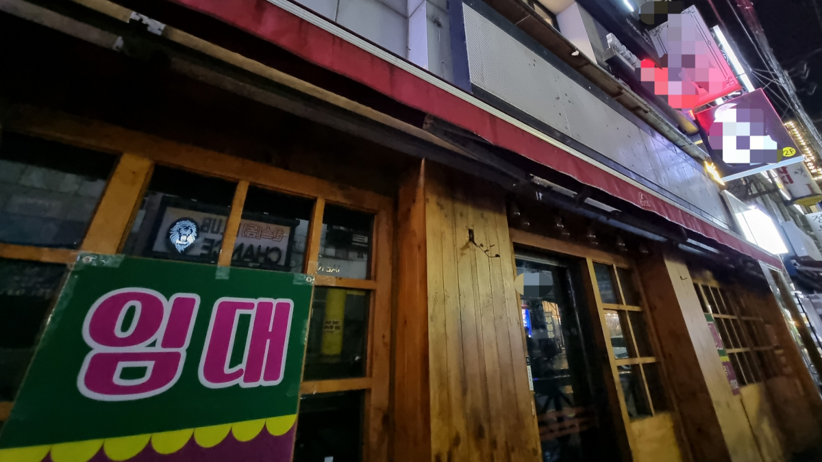 ▲23일 오후 의정부시 로데오거리 한 상가에 임대 안내문이 붙어 있다. (심민규 기자 wildboar@)