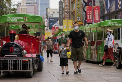 ▲중국 상하이 거리를 23일 마스크를 쓴 시민들이 걸어가고 있다. 상하이/AP연합뉴스

