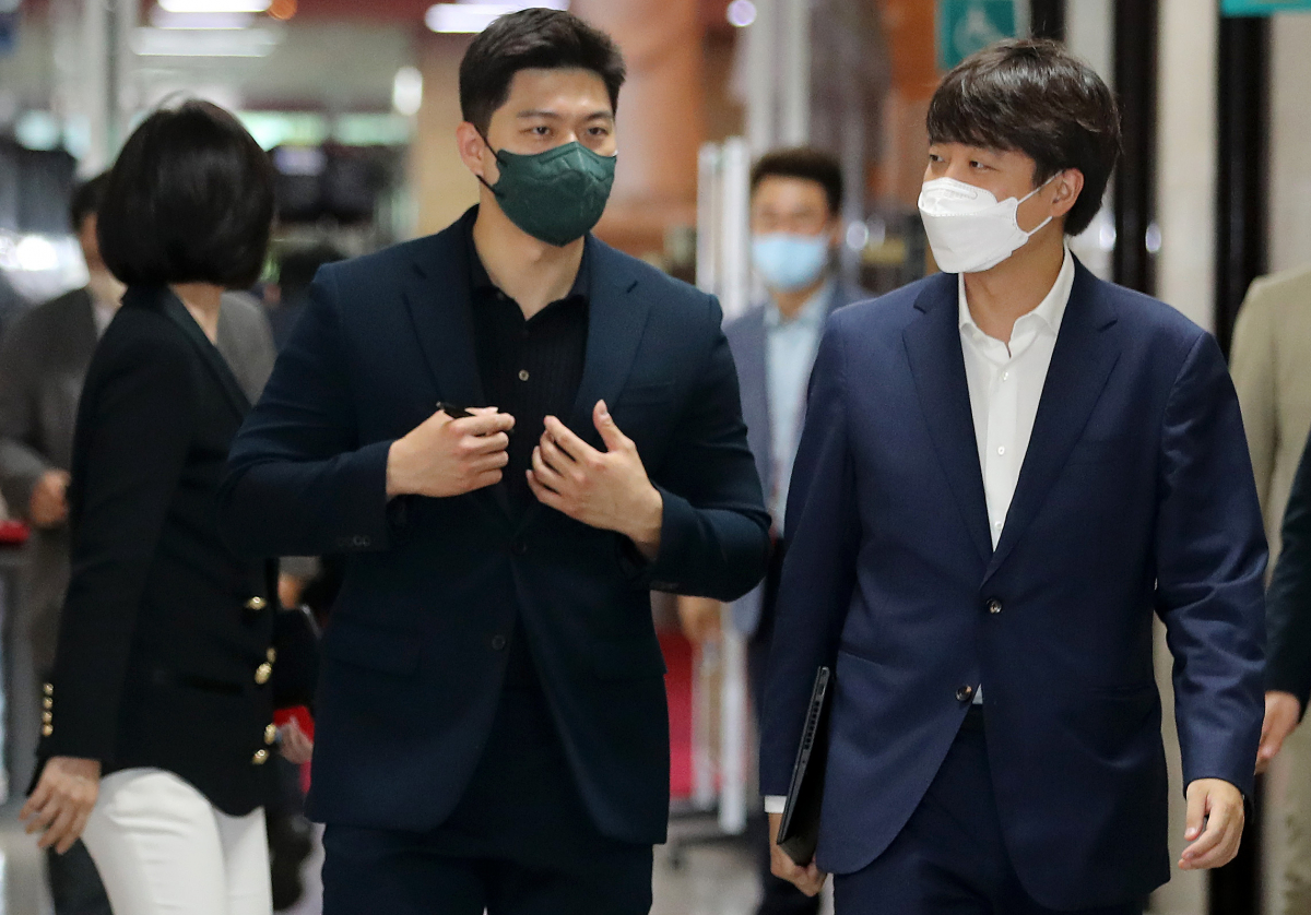 ▲이준석 국민의힘 대표가 24일 서울 여의도 국회에서 열린 비공개 최고위원회의에 입장하고 있다. 이날 최고위원회의에서는 전날 국민권익위원회가 발표한 국민의힘 국회의원 12명 부동산 거래 법령위반 의혹 관련 명단 공개 및 처분 수위 등을 결정할 예정이다. (연합뉴스)