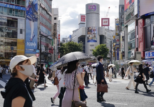 ▲일본 도쿄 거리를 17일 사람들이 걸어가고 있다. 도쿄/EPA연합뉴스 
