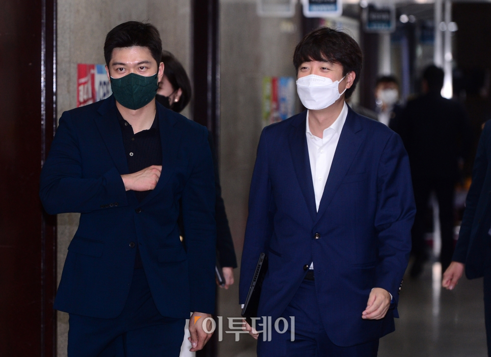 ▲24일 오전 서울 여의도 국회에서 이준석 국민의힘 대표 주재로 '부동산 불법거래 의혹'과 관련한 긴급 최고위원회가 열린 가운데 이 대표가 회의실로 향하고 있다. 이날 비공개로 열린 긴급최고위원회에서 국민권익위원회가 통보한 소속 의원 12명의 명단의 공개 여부, 처분 수위 등이 결정될 것으로 예상된다. (신태현 기자 holjjak@)