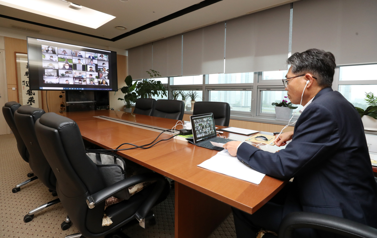 ▲한국국토정보공사(LX공사)가 4회에 걸쳐 혁신성장 전략회의를 개최한 가운데 김정렬 사장을 비롯한 전국 지역본부장, 지사장 등이 비대면 난상토론에 참여하고 있다. (사진제공=한국국토정보공사(LX))