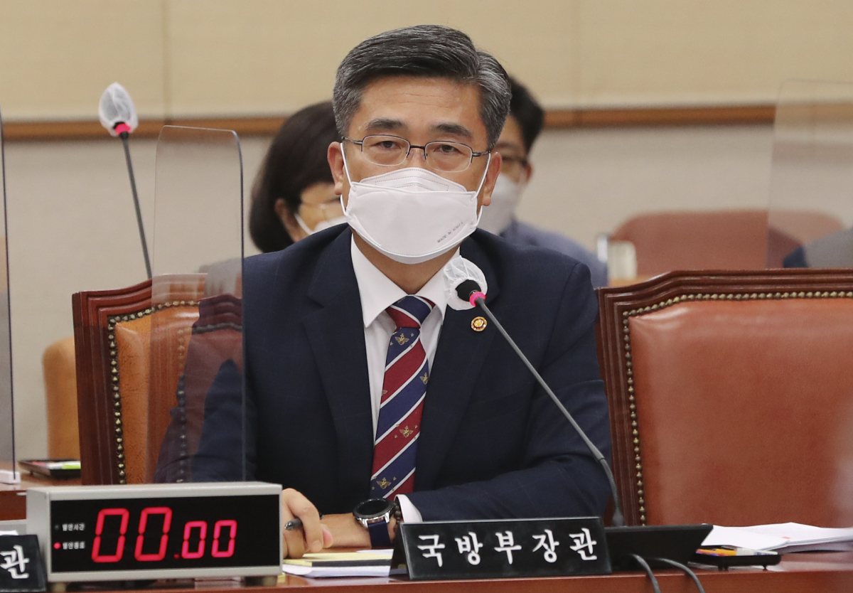 ▲서욱 국방부 장관이 24일 서울 여의도 국회 법제사법위원회에서 전체회의에서 의원의 질의에 답하고 있다.   (뉴시스)