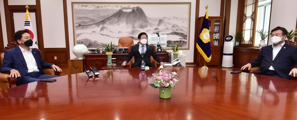 ▲박병석 국회의장을 비롯해 윤호중 더불어민주당 원내대표, 김기현 국민의힘 원내대표 등 여야 원내대표가 25일 서울 여의도 국회 의장실에서 구글 갑질방지법·수술실 CCTV 설치법·언론중재법 개편안 등 본회의 일정 논의 관련 회동을 갖고 있다. 신태현 기자 holjjak@ (이투데이DB)