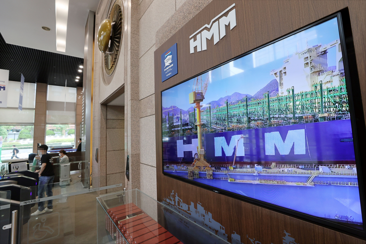 ▲HMM 해원연합노동조합이 집단사직과 쟁의행위를 예고한 25일 서울 종로구 HMM 본사 로비 모습. (연합뉴스)