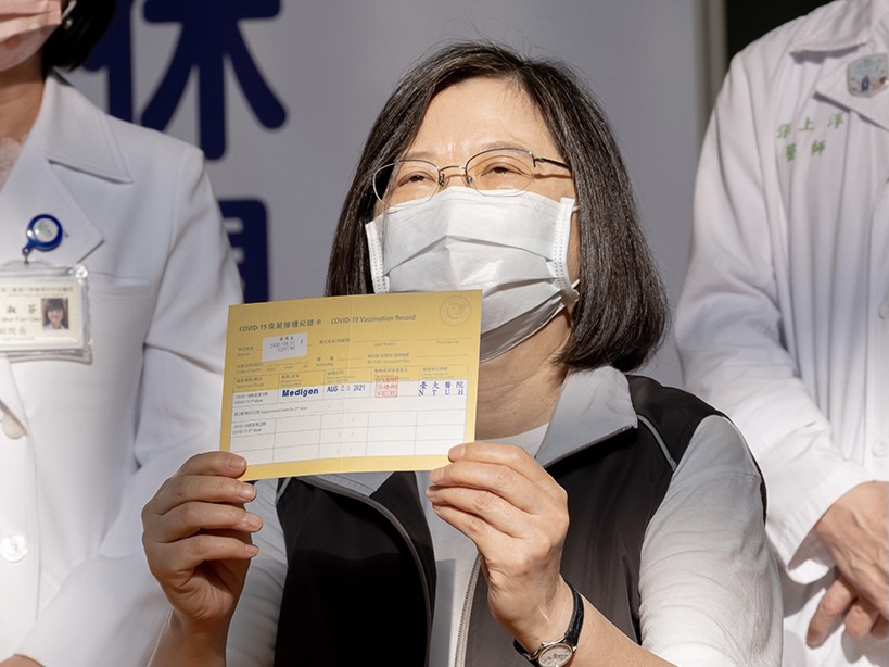 ▲차이잉원 대만 총통이 23일 대만이 자체 개발한 백신을 접종한 후 증명서를 보이고 있다. 타이베이/EPA연합뉴스