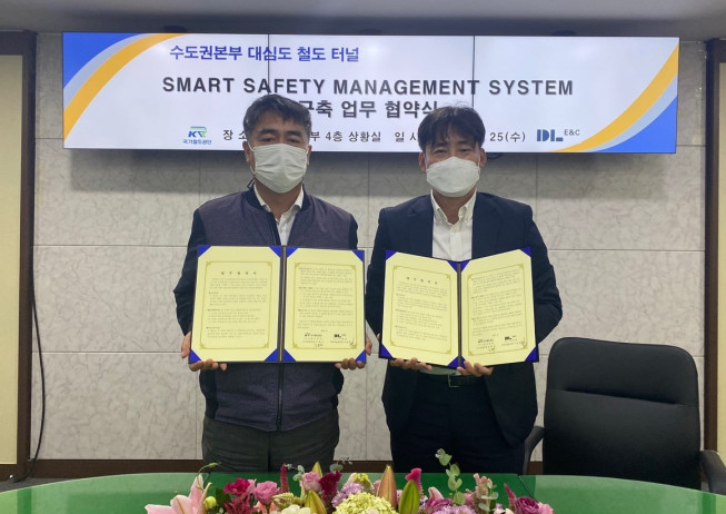 ▲이동희(오른쪽) DL이앤씨 토목사업본부장과 김용두 국가철도공단 수도권본부장이 스마트 안전관리 시스템 구축 업무협약 직후 사진 촬영을 하고 있다.  (사진제공=DL이앤씨)