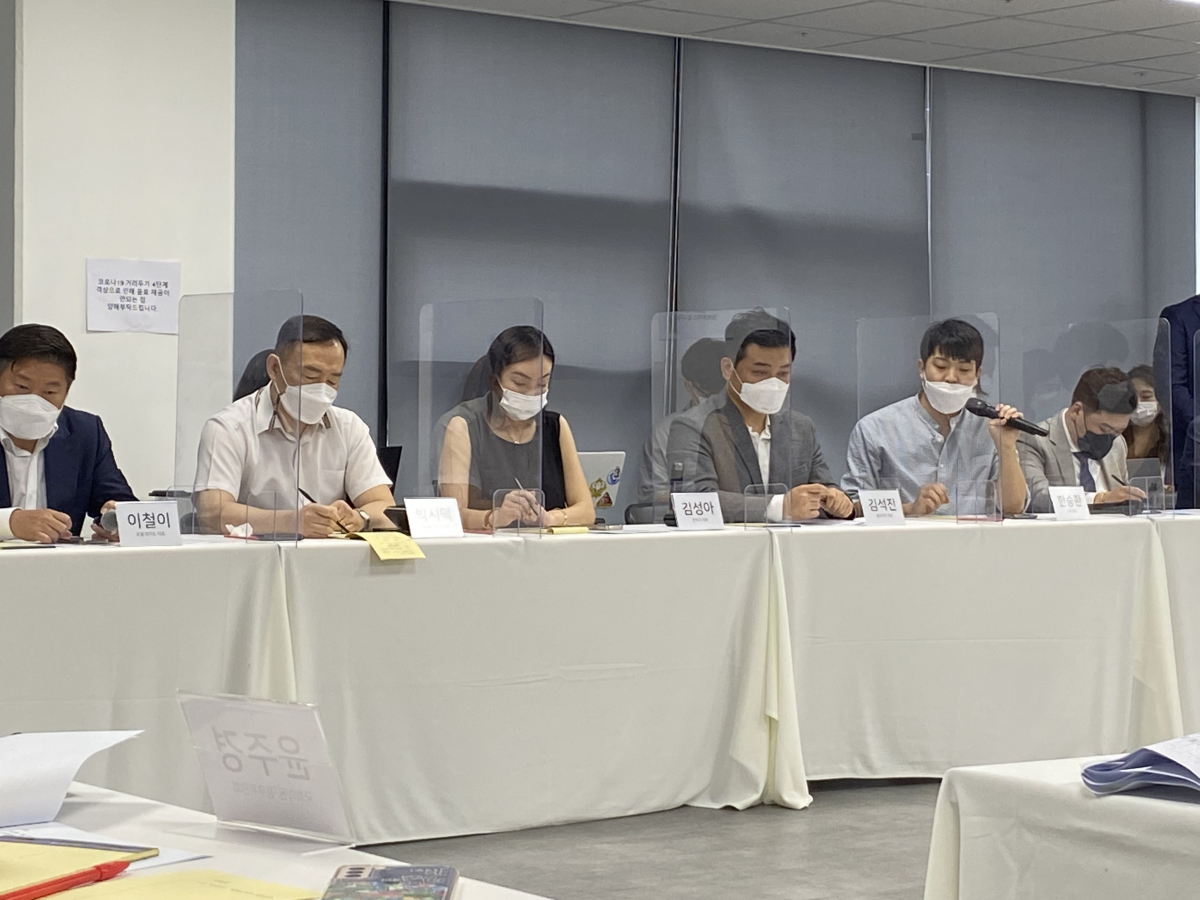 ▲가상자산 거래소 대표들이 25일 국민의힘 가상자산특별위원회가 개최한 현장간담회에서 발언하고 있다. 왼쪽부터 이철이 포블게이트 대표, 박시덕 후오비 대표, 김성아 한빗코 대표, 김석진 플라이빗 대표, 한승환 지닥 대표.