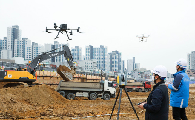 ▲DL이앤씨 건설현장에서 드론이 현장 측량을 위해 비행하고 있다 (사진제공=DL이앤씨)