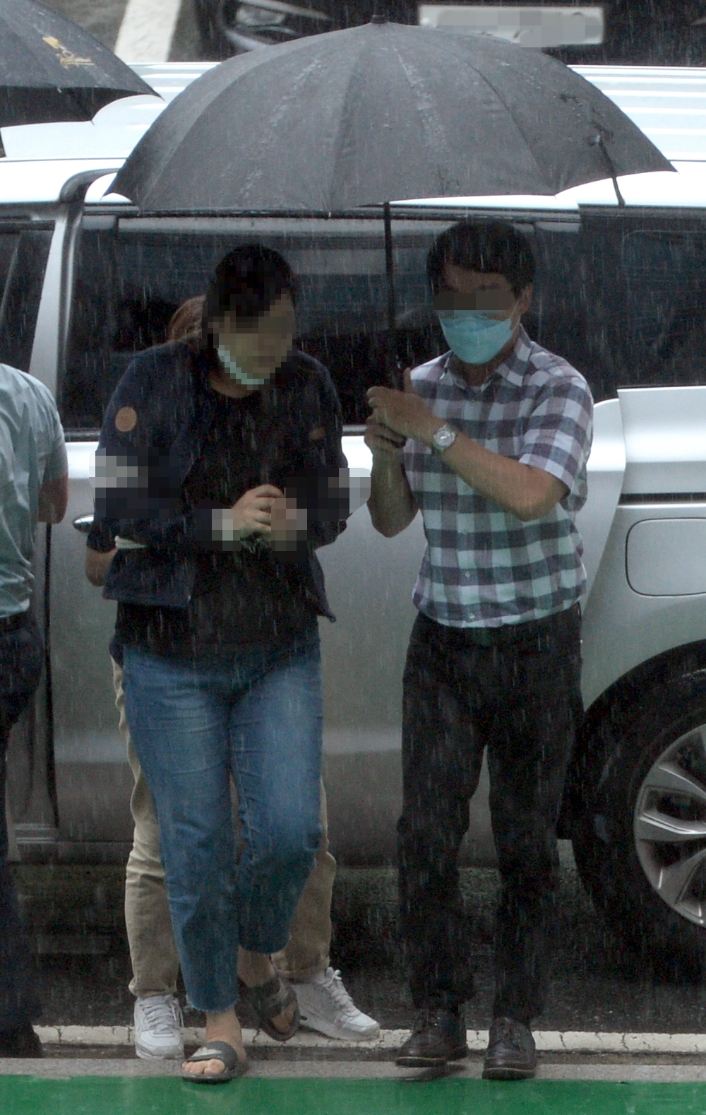 ▲지난 21일 새벽 신생아를 충북 청주시 흥덕구 한 음식물 쓰레기통에 유기한 혐의로 붙잡힌 A 씨가 23일 오후 구속 전 피의자 심문(영장실질심사)을 받기 위해 청주지방법원으로 들어가고 있다.  (뉴시스)