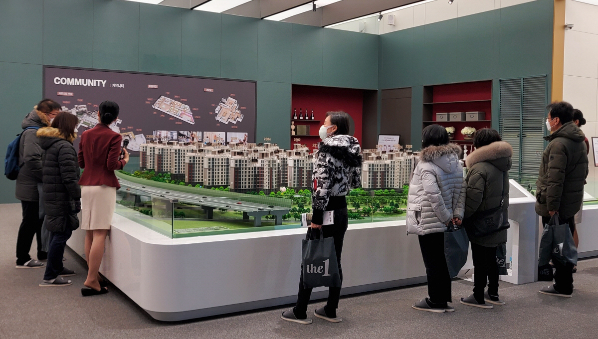 ▲경기 양주시에 마련된 한 아파트 견본주택을 찾은 예비 청약자들이 모형 주택을 보며 분양 관계자들의 설명을 듣고 있다.
 (이동욱 기자 toto@)