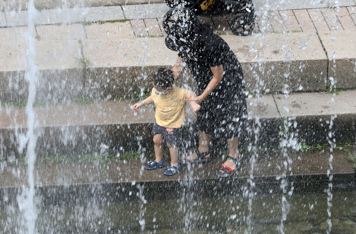 ▲가을장마로 인해 내리던 비가 그친 25일 오후 서울 중구 청계천 분수 앞에서 한 어린이가 뛰어놀고 있다. (뉴시스)