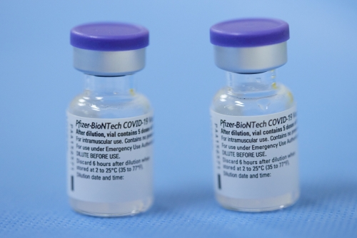 ▲미국 제약사 화이자의 신종 코로나바이러스 감염증(코로나19) 백신이 놓여 있다. 로이터연합뉴스

