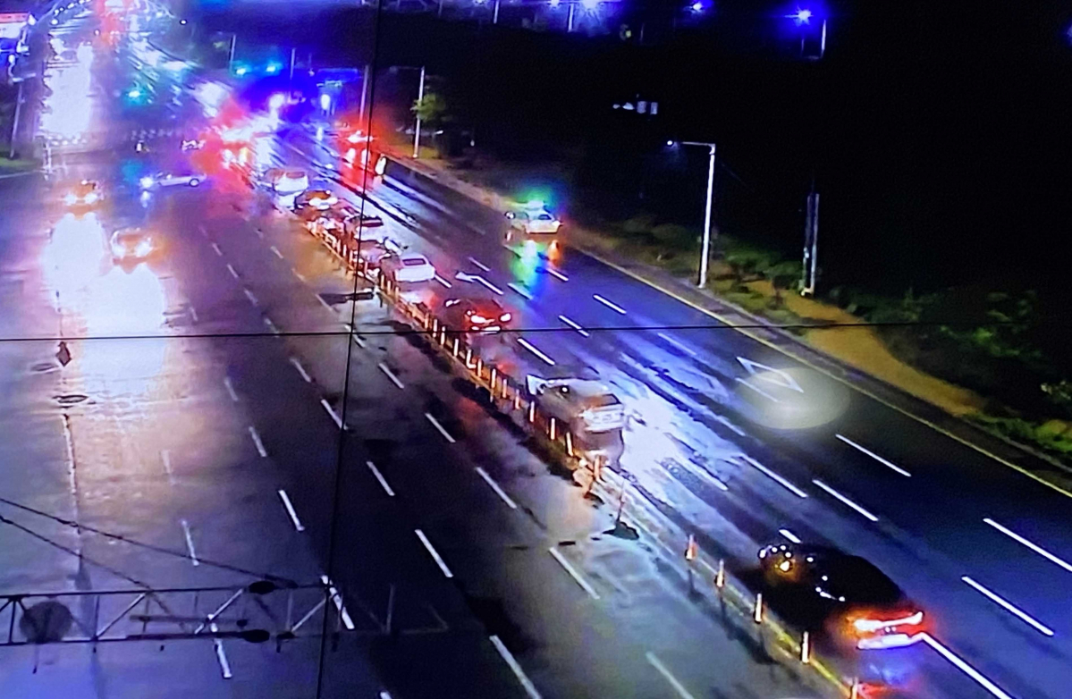 ▲정부의 사회적 거리두기 4단계 연장 조치에 반발하는 자영업자들이 25일 밤 부산 사상구 삼락공원 주차장에 집결한 뒤 차량시위에 나서고 있다. 이들은 부산시청 앞까지 이동하며 차량 시위를 진행했다. (사진제공=부산경찰청)